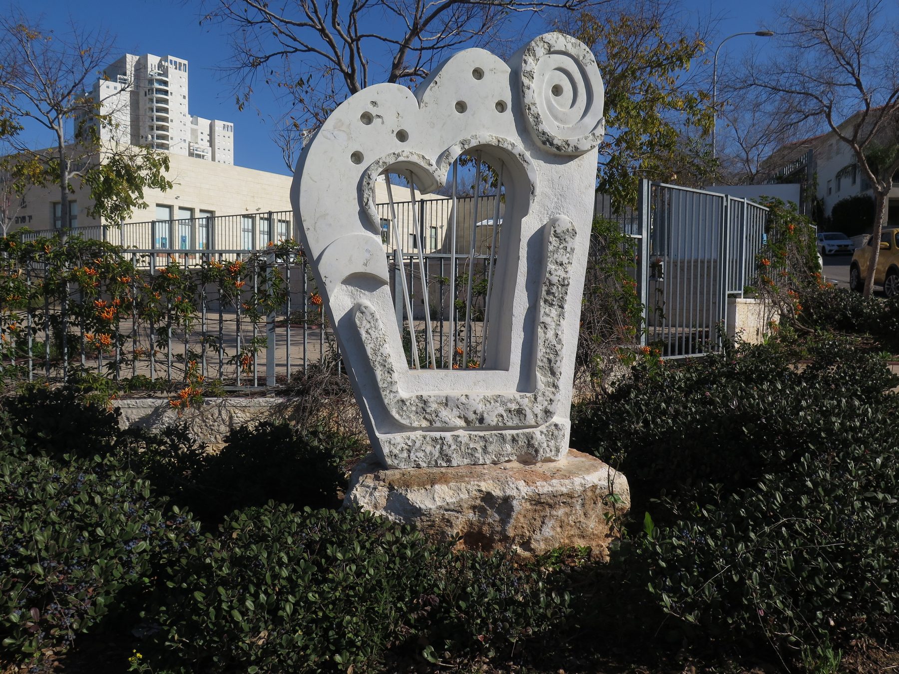 נבל עם מיתרי נגינה